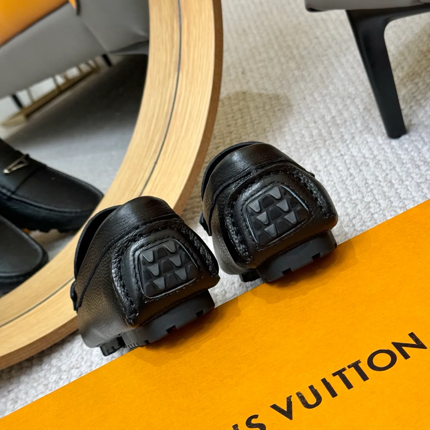 Men's men's shoes 💰420 (Yangli) LV 2⃣️0⃣️2⃣️5️⃣Spring and summer counter GLORIA series models ✈️Original factory special leather production, original last type. A classic driving slip-on casual shoe that shows an elegant style with exquisite craftsmanship details such as Monogram embossing all over the upper🌀Italian imported calfskin fabric Sheepskin foot pads➕Inside～Private mold replica sole Unique style Comfortable driving slip-on Size: 4-12 (38-46) Comes with [Counter packaging: original box, wrapping paper, card, instruction manual, shoehorn, cloth bag] No pressure to enter and leave the counter!